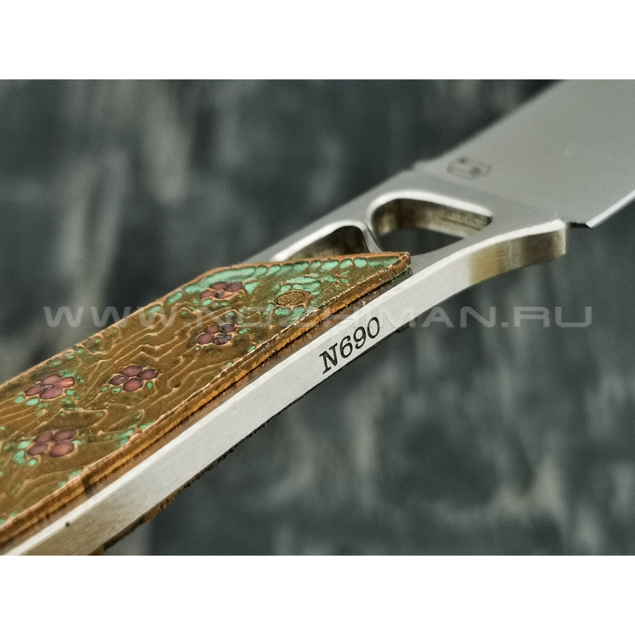 1-й Цех нож "Ножик" сталь N690, рукоять сталь, бронза с худ. травлением и эмалью