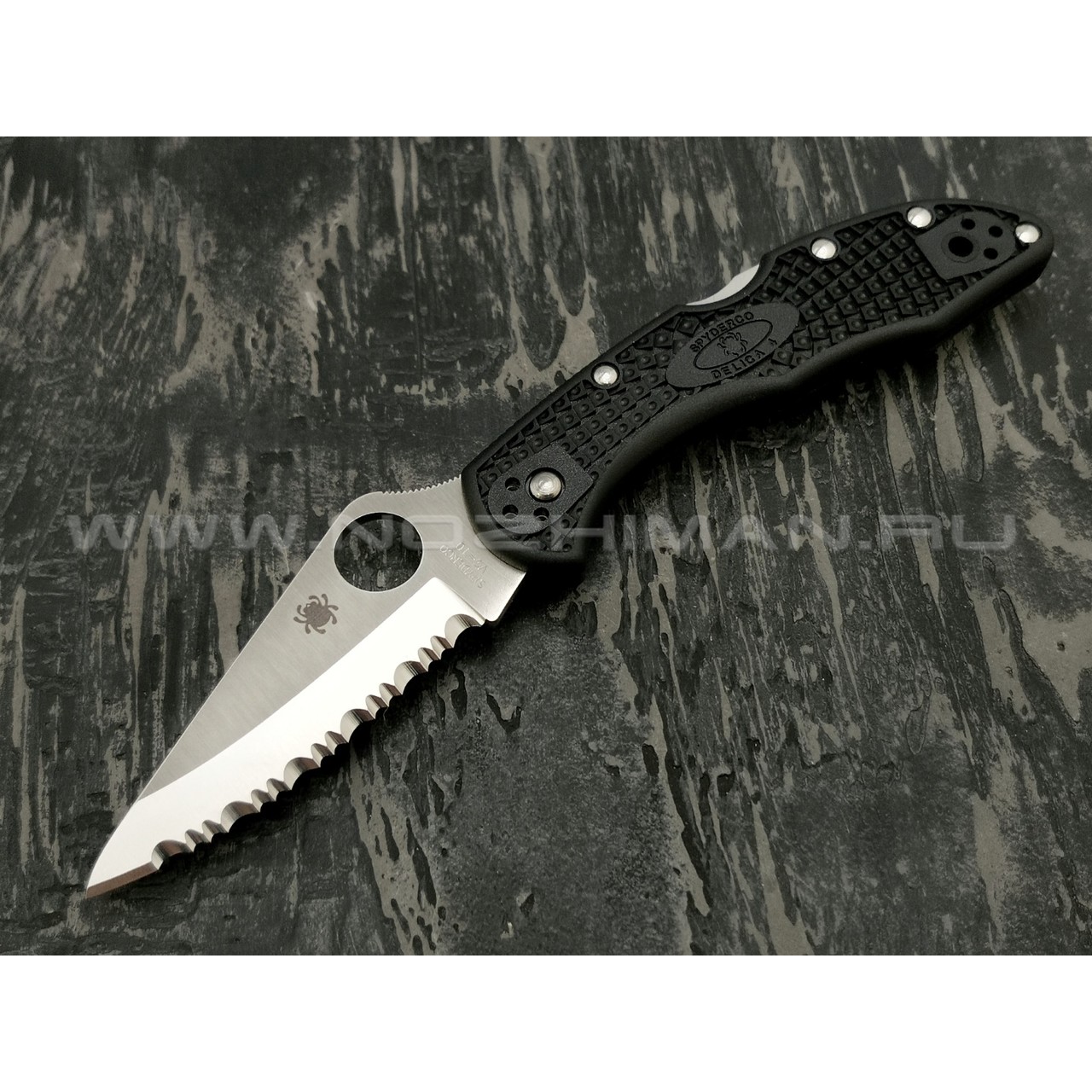 Нож Spyderco Delica 4 serrated C11SBK, сталь VG-10 satin, рукоять FRN black