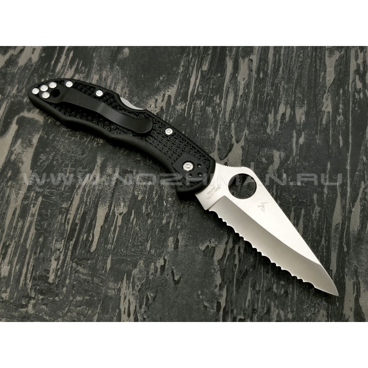 Нож Spyderco Delica 4 serrated C11SBK, сталь VG-10 satin, рукоять FRN black