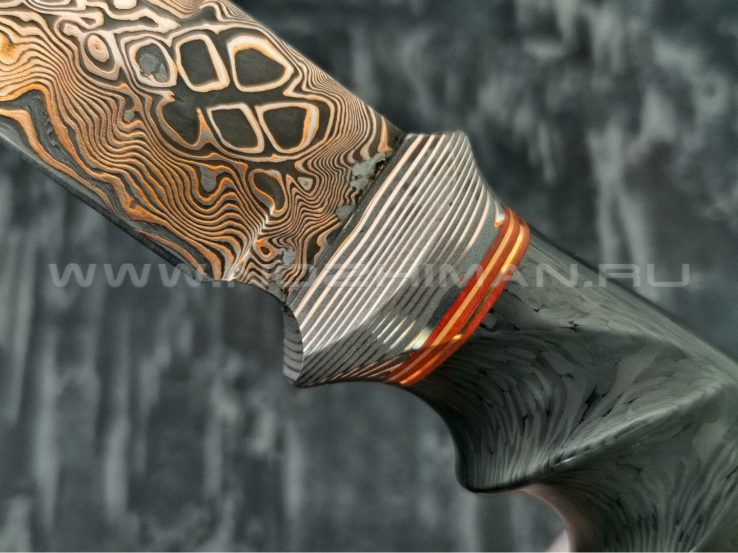 Нож Фартовый 102М11 дамасская сталь с мокумэ-ганэ, рукоять хаотичный карбон, мокумэ-ганэ (Федотов А.В.)