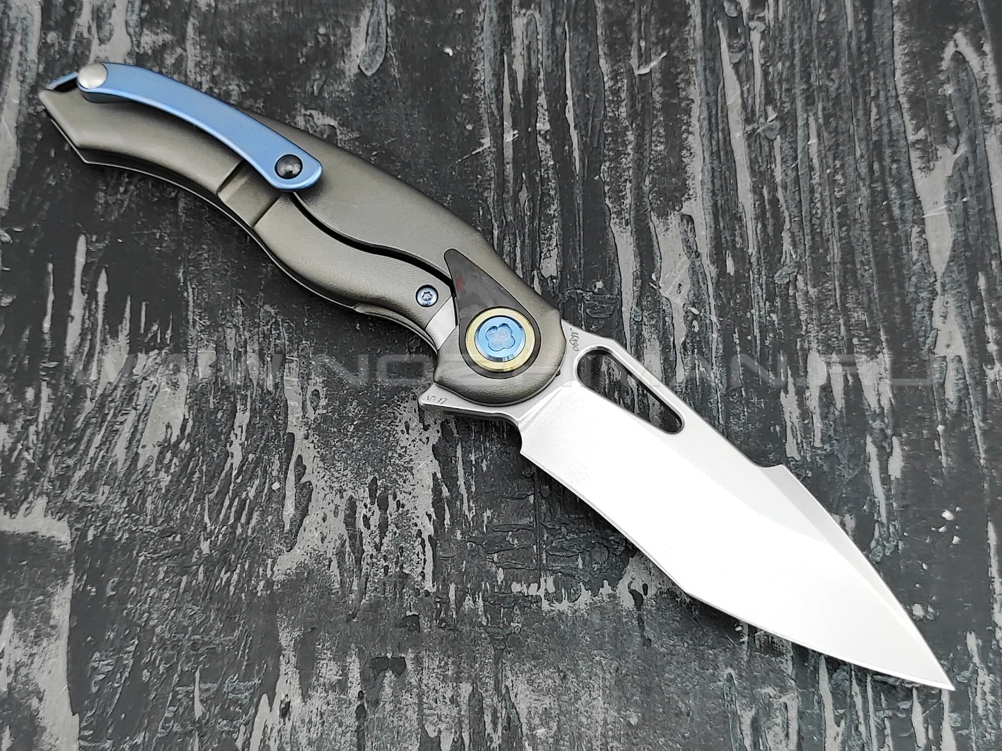 Нож Rike Knife Unicorn-RCF RK12165-1 сталь M390, рукоять титан и carbon