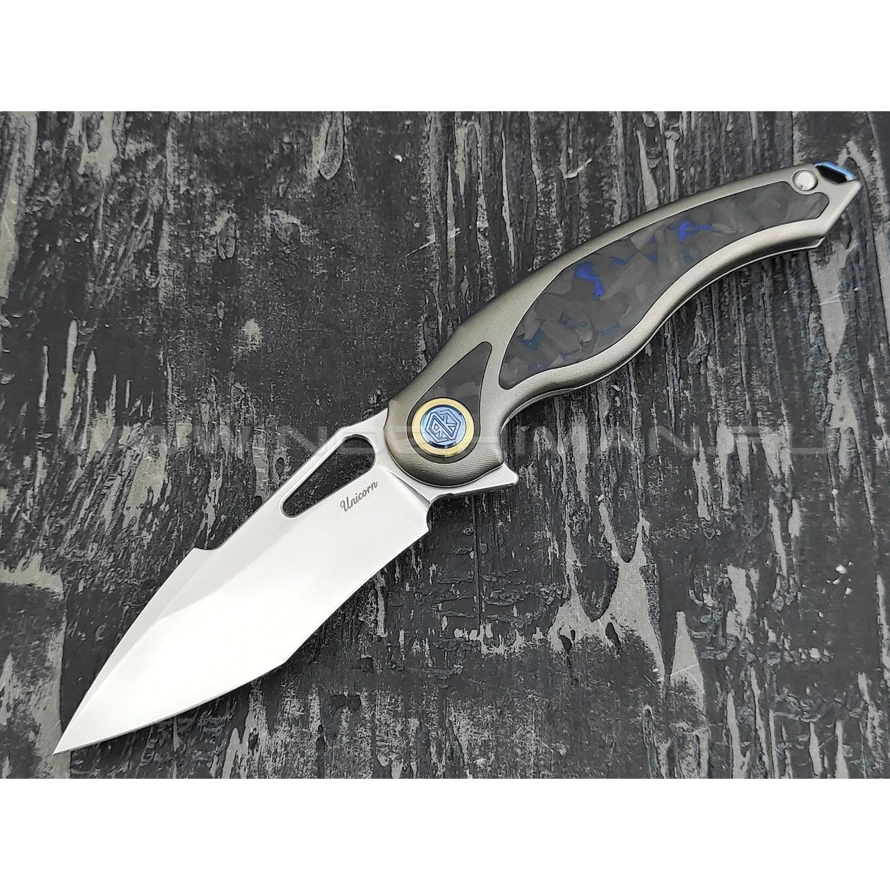 Нож Rike Knife Unicorn-BCF RK12165-1 сталь M390, рукоять титан и carbon