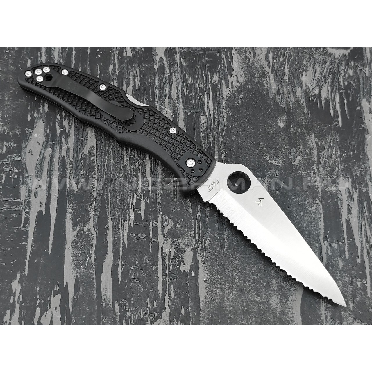 Нож Spyderco Endura 4 Serrated C10SBK, сталь VG-10, рукоять FRN