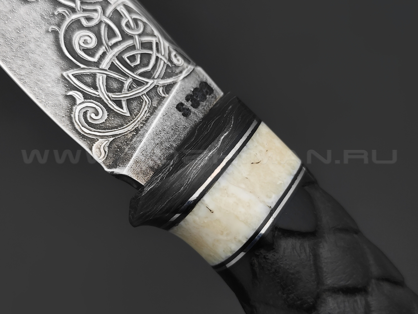 Дмитрий Болбат нож из стали S390, рукоять Черный эбен с ручной гравировкой, бивень моржа, карбон
