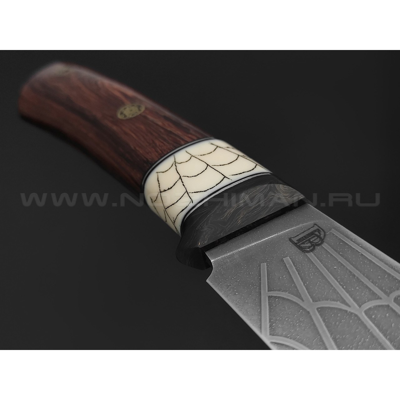 Дмитрий Болбат нож из стали RWL-34, рукоять Якаранда, бивень моржа со скримшоу, карбон, пины