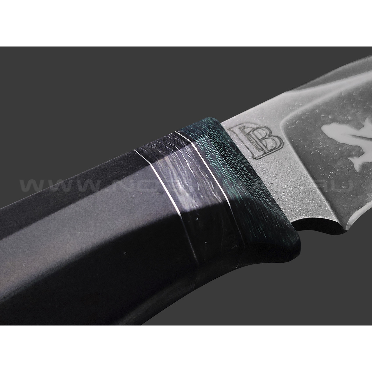 Дмитрий Болбат нож из стали CPR травление, рукоять Черный эбен, carbon fiber, silver twill green, пин с малахитом