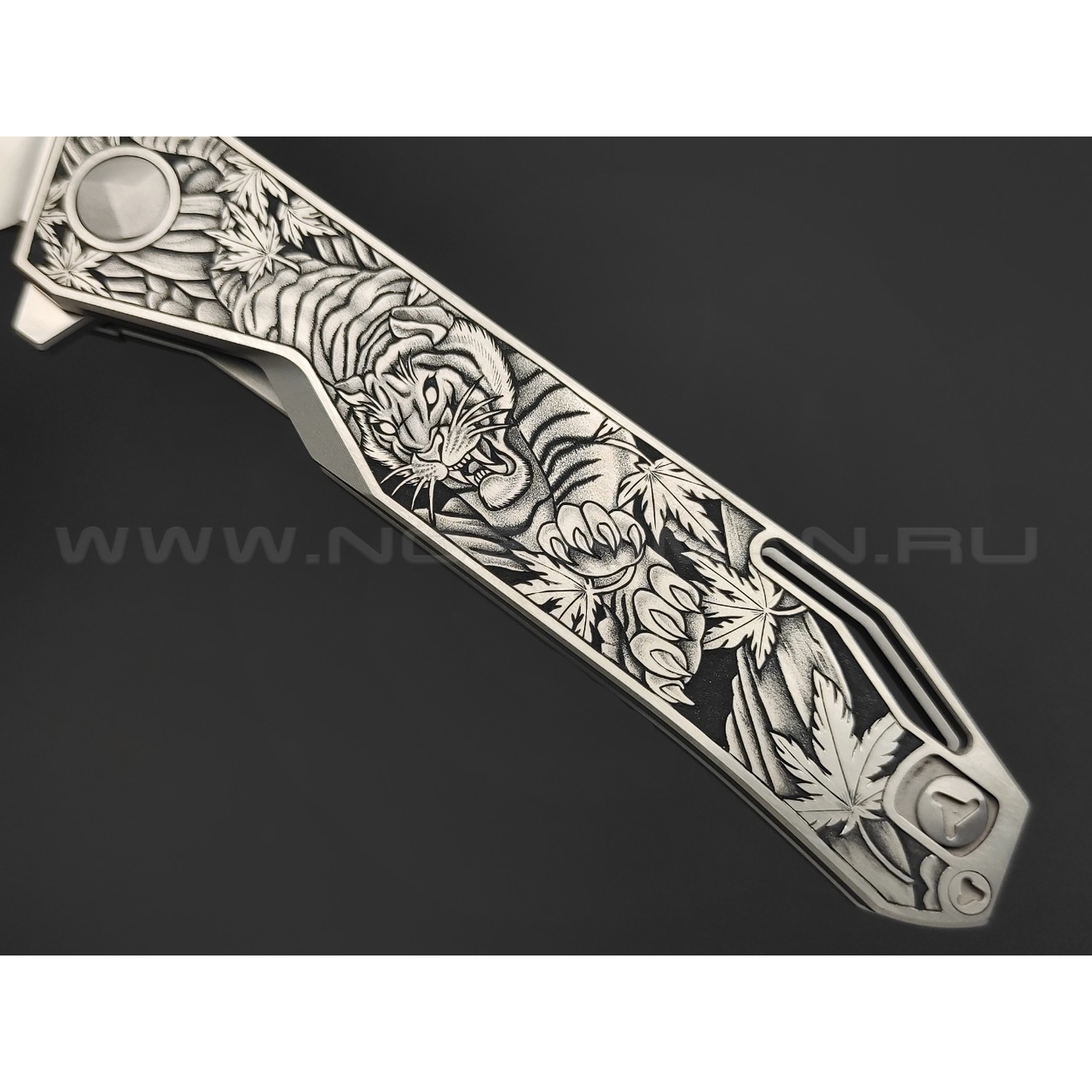 Mr.Blade складной нож Keeper "Тигр" сталь M390 satin, рукоять Titanium, ручная художественная гравировка