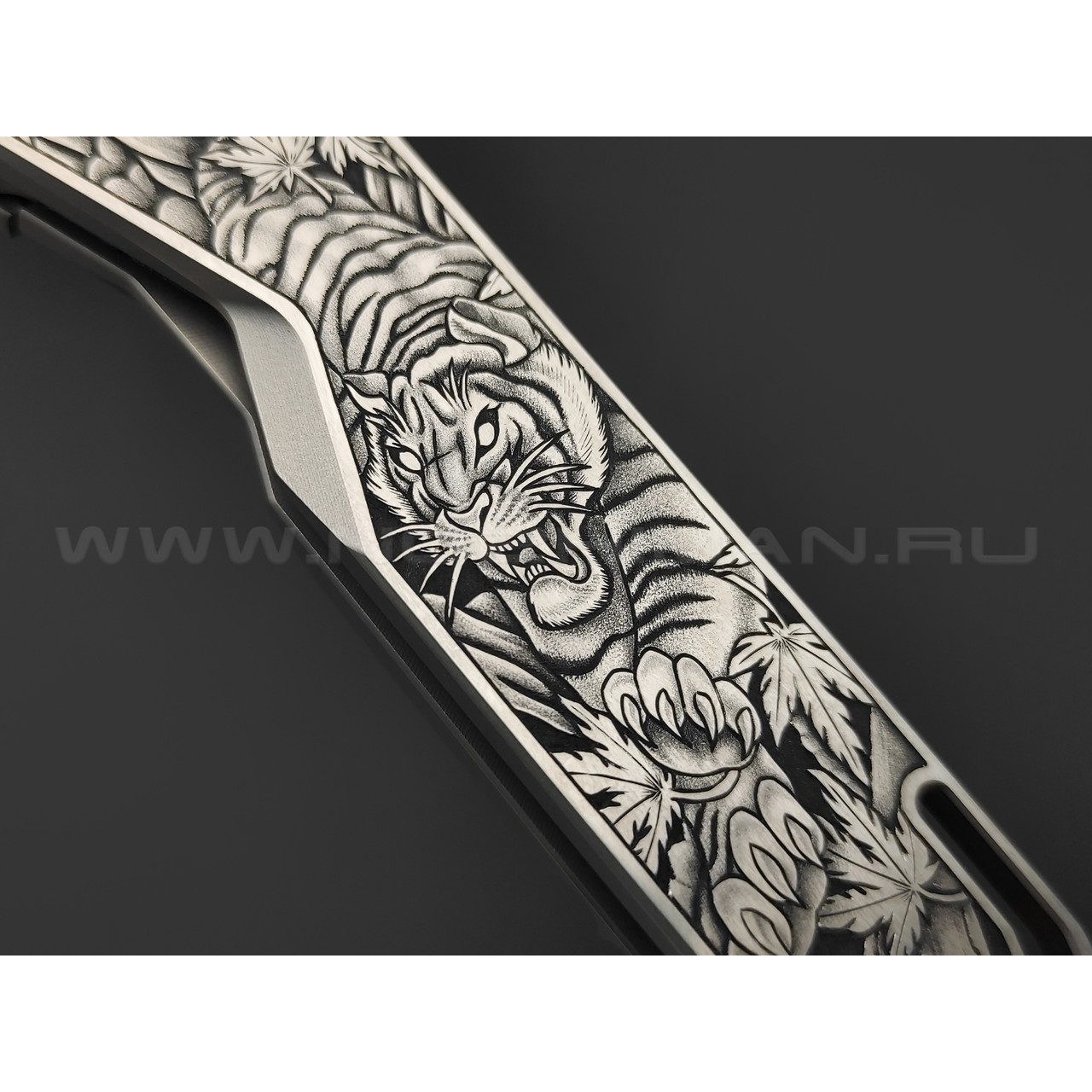 Mr.Blade складной нож Keeper "Тигр" сталь M390 satin, рукоять Titanium, ручная художественная гравировка