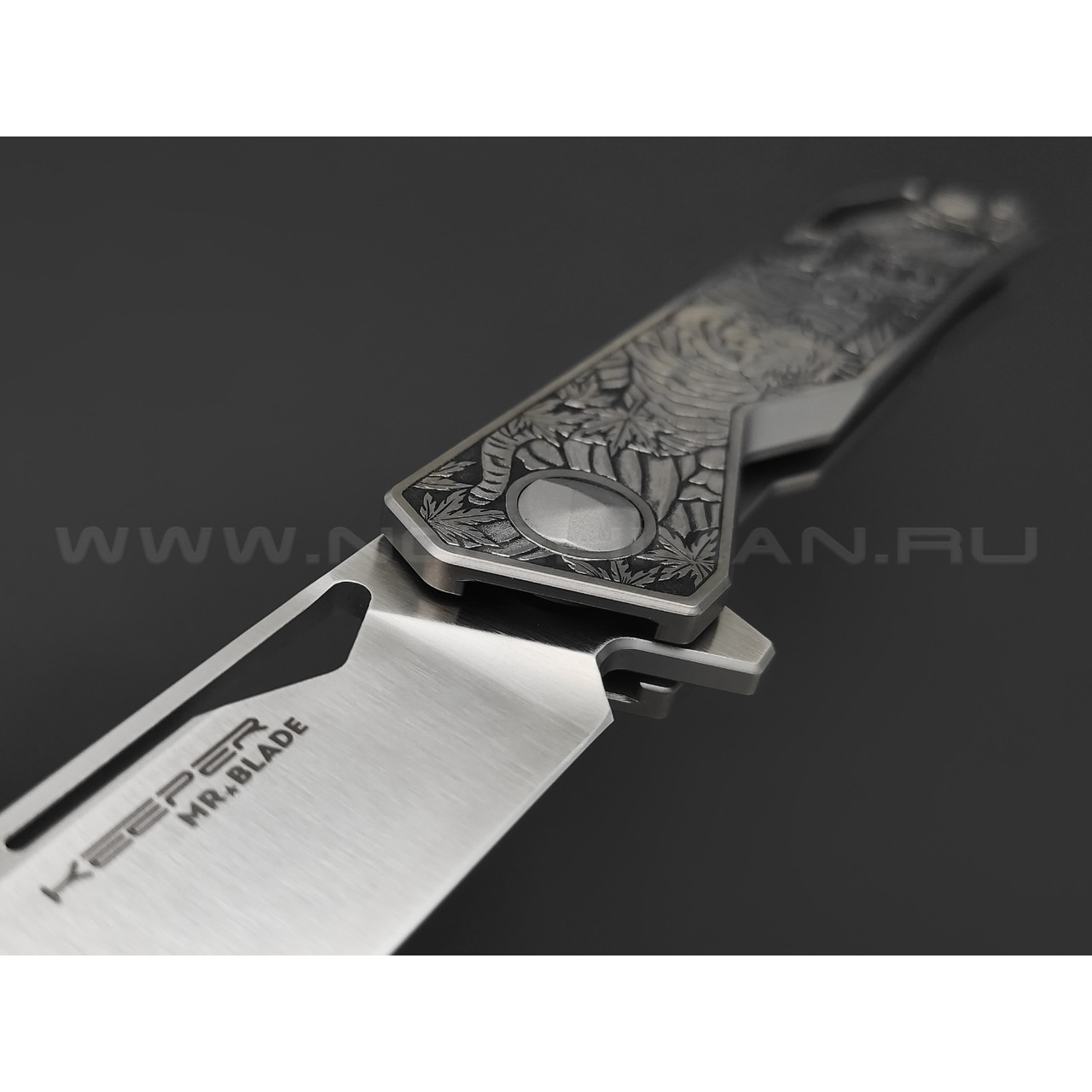 Mr.Blade складной нож Keeper "Тигр" сталь M390 satin, рукоять Titanium, ручная художественная гравировка