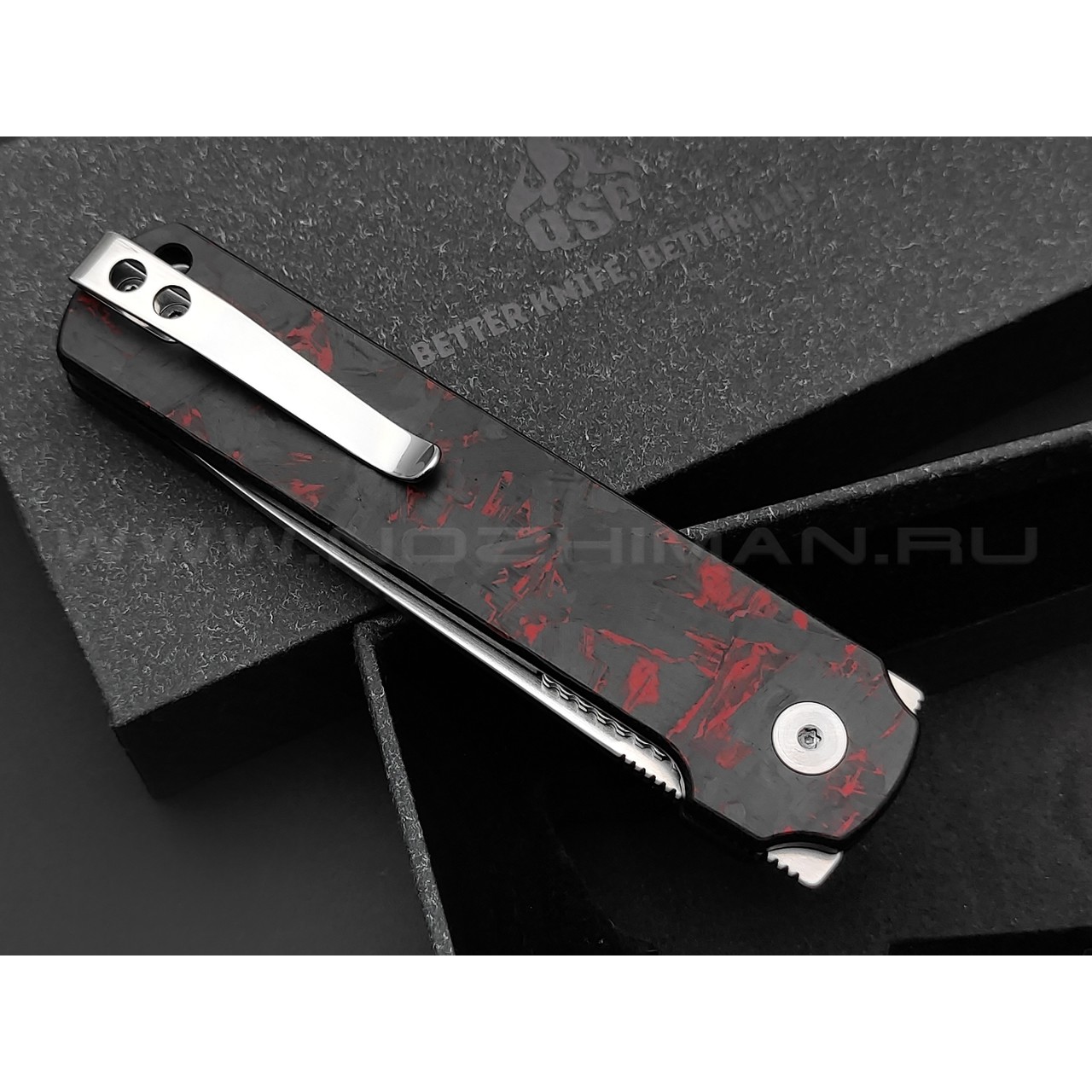 Нож QSP Lark QS144-D сталь 14C28N satin, рукоять Chaotic carbon fiber red