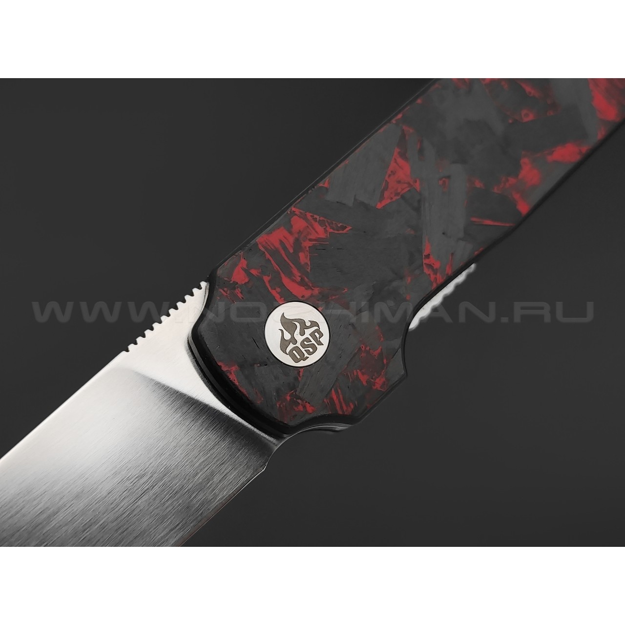 Нож QSP Lark QS144-D сталь 14C28N satin, рукоять Chaotic carbon fiber red