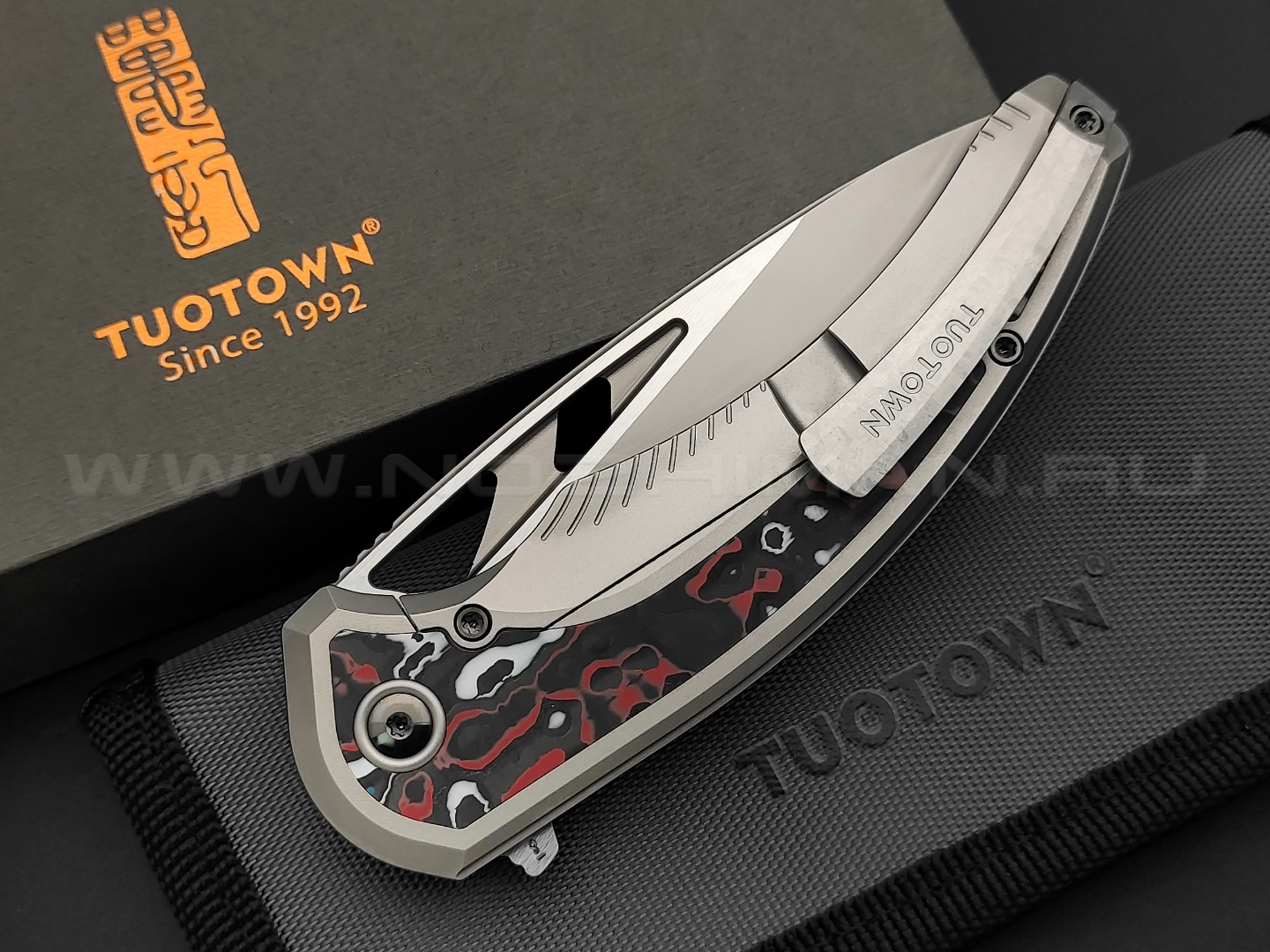 TuoTown нож Whale Limited сталь M390 bead-blast & satin, рукоять Titanium TC4, Carbon fiber red