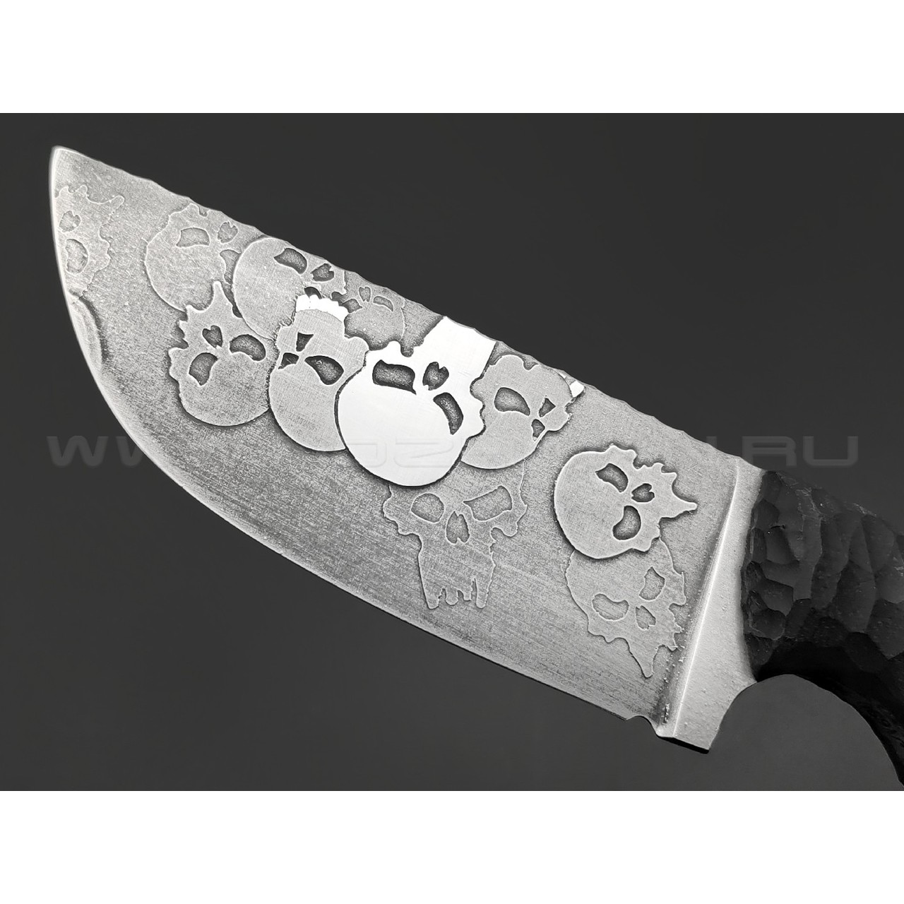Волчий Век нож Шихан Custom Orc Edition сталь N690 WA худ. травление, рукоять G10 black & red, пин WA, пины карбон
