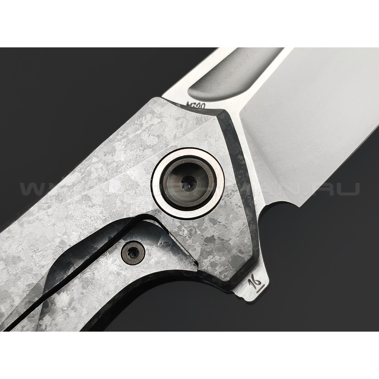TuoTown складной нож Guerrero Limited Edition TGR-MKG сталь M390, рукоять Crystal titanium grey, carbon fiber green