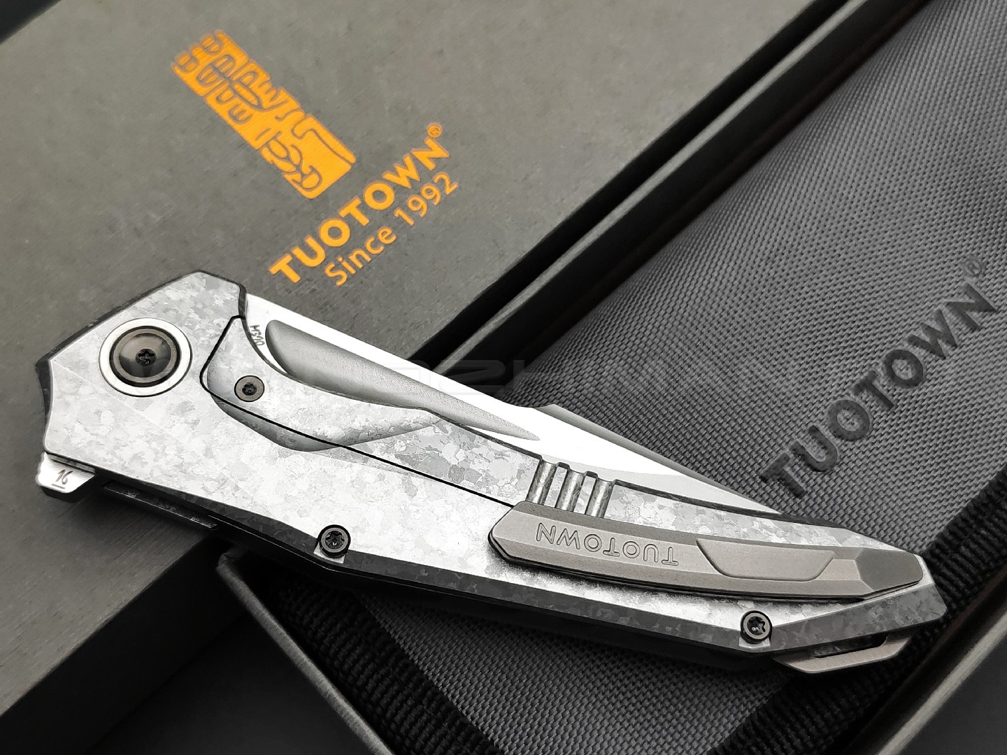 TuoTown складной нож Guerrero Limited Edition TGR-MKG сталь M390, рукоять Crystal titanium grey, carbon fiber green