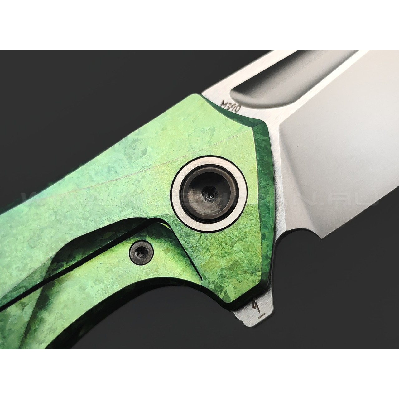 TuoTown складной нож Guerrero Limited Edition TGR-MKGA сталь M390, рукоять Crystal titanium green, carbon fiber green