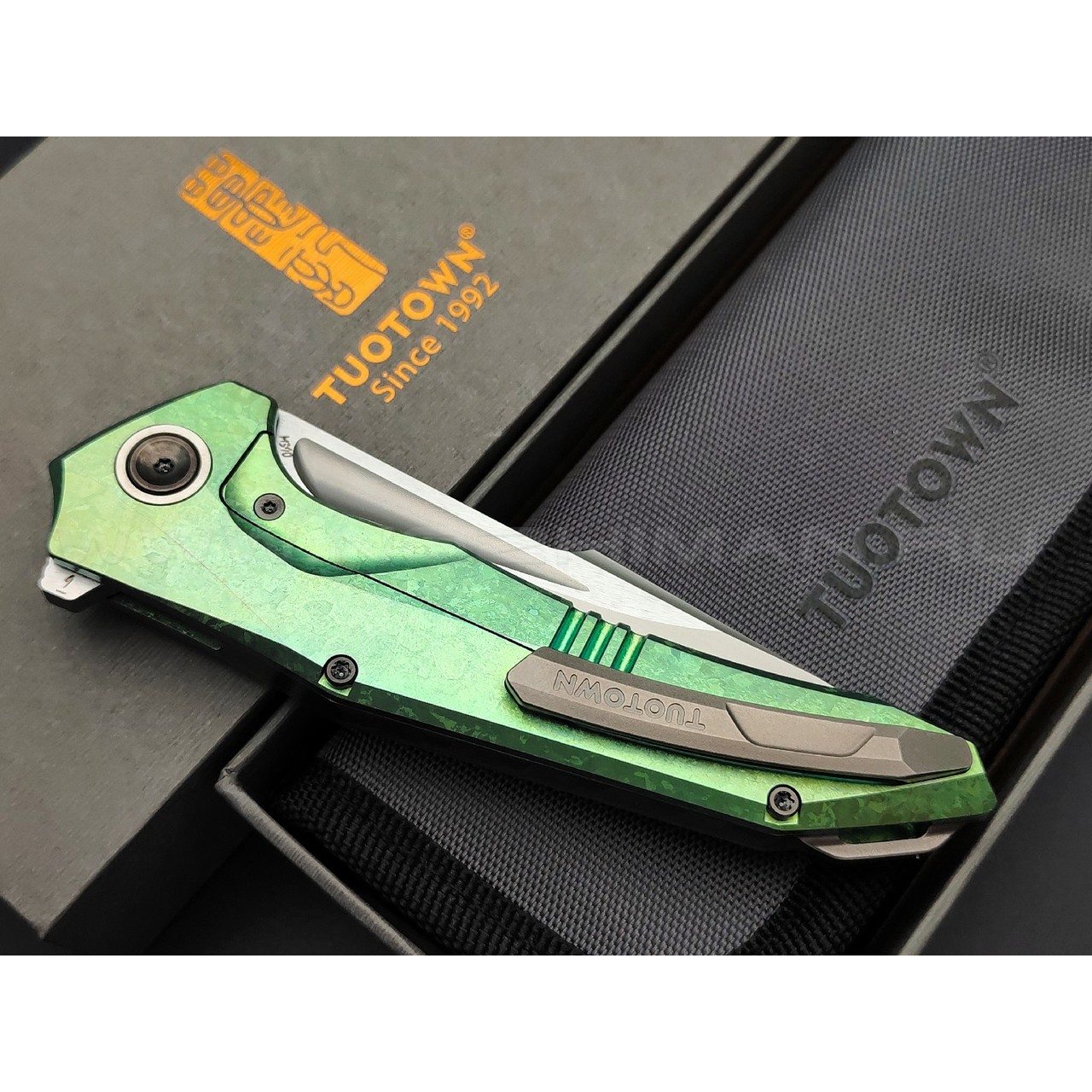 TuoTown складной нож Guerrero Limited Edition TGR-MKGA сталь M390, рукоять Crystal titanium green, carbon fiber green
