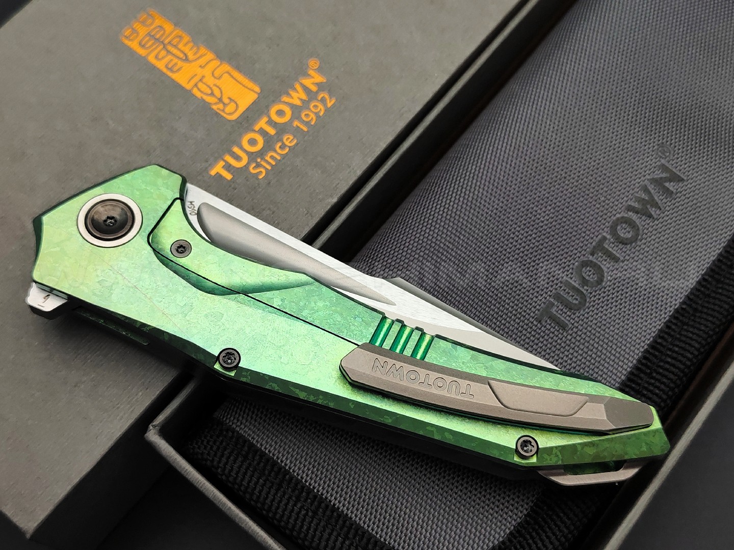 TuoTown складной нож Guerrero Limited Edition TGR-MKGA сталь M390, рукоять Crystal titanium green, carbon fiber green