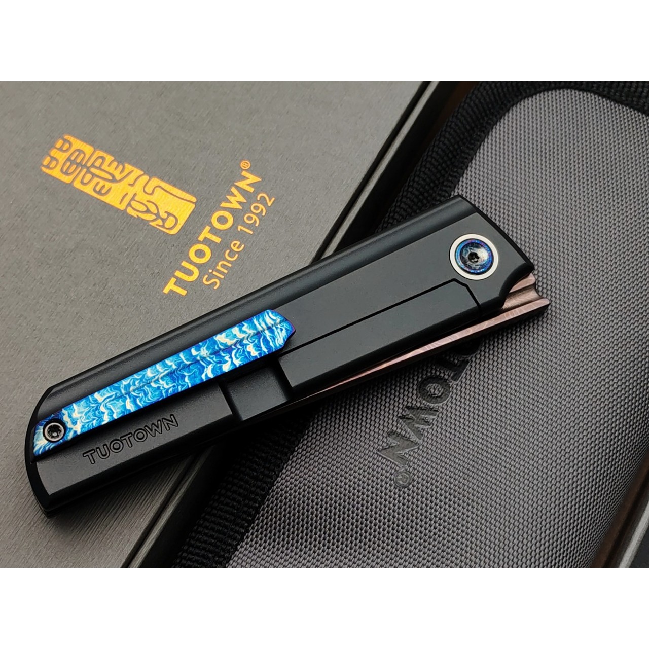 TuoTown складной нож Common TCM-VG3 сталь Damascus oxidized, рукоять Titanium TC4 DLC