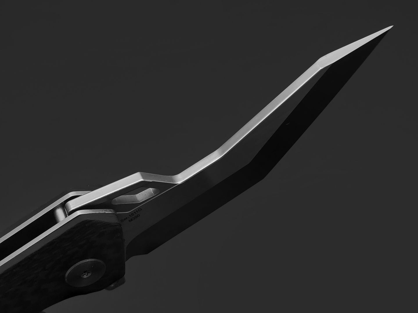 Нож Artisan Cutlery Cobra 1811G-BUM сталь M390, рукоять Titanium, carbon fiber