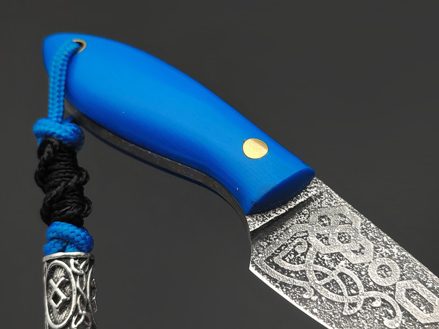 Волчий Век нож Мини МасичЬка Custom сталь M390 WA художественное травление, Рукоять G10 blue, пины латунь