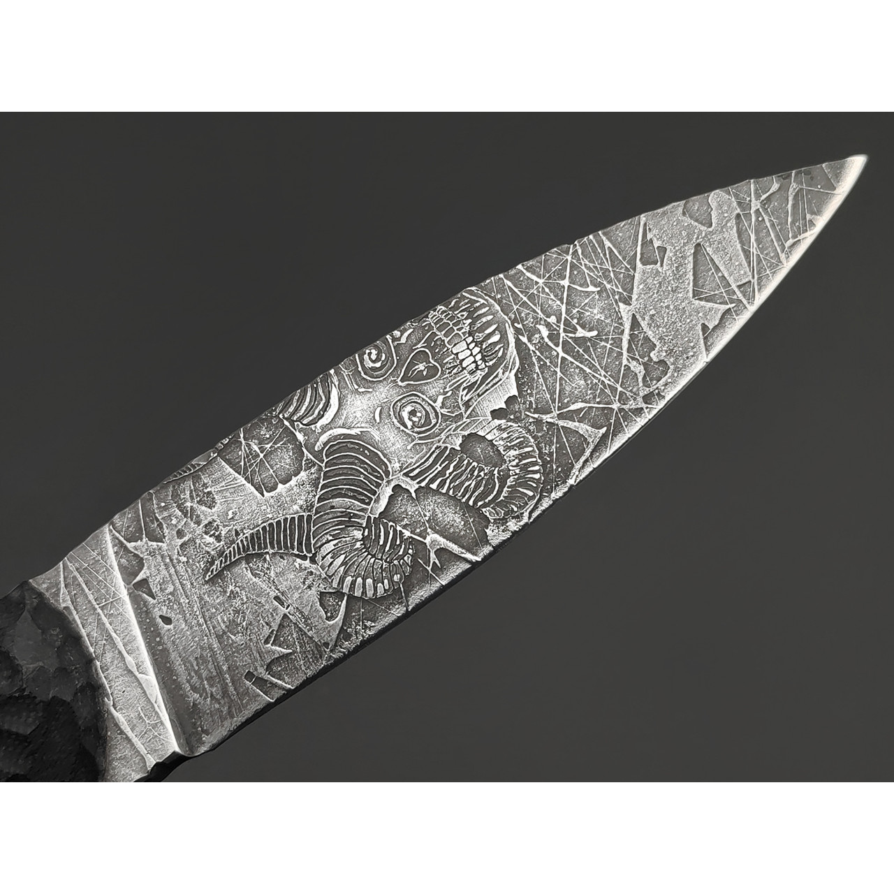 Волчий Век нож Стрела Custom сталь 95Х18 WA художественное травление, Рукоять G10 black, пины карбон