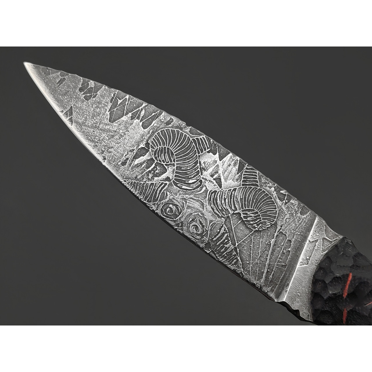 Волчий Век нож Стрела Custom сталь 95Х18 WA художественное травление, Рукоять G10 black, пины карбон