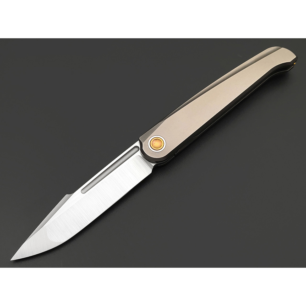 TuoTown складной нож Fin TFI-MJ сталь M390 satin, рукоять Titanium TC4 Grey, Crystal Titanium