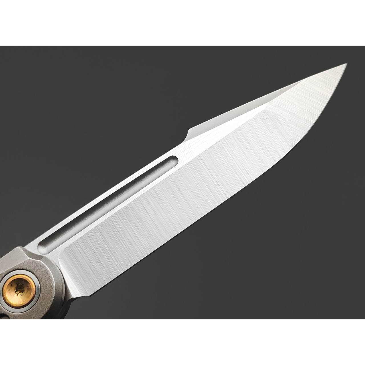 TuoTown складной нож Fin TFI-MJ сталь M390 satin, рукоять Titanium TC4 Grey, Crystal Titanium