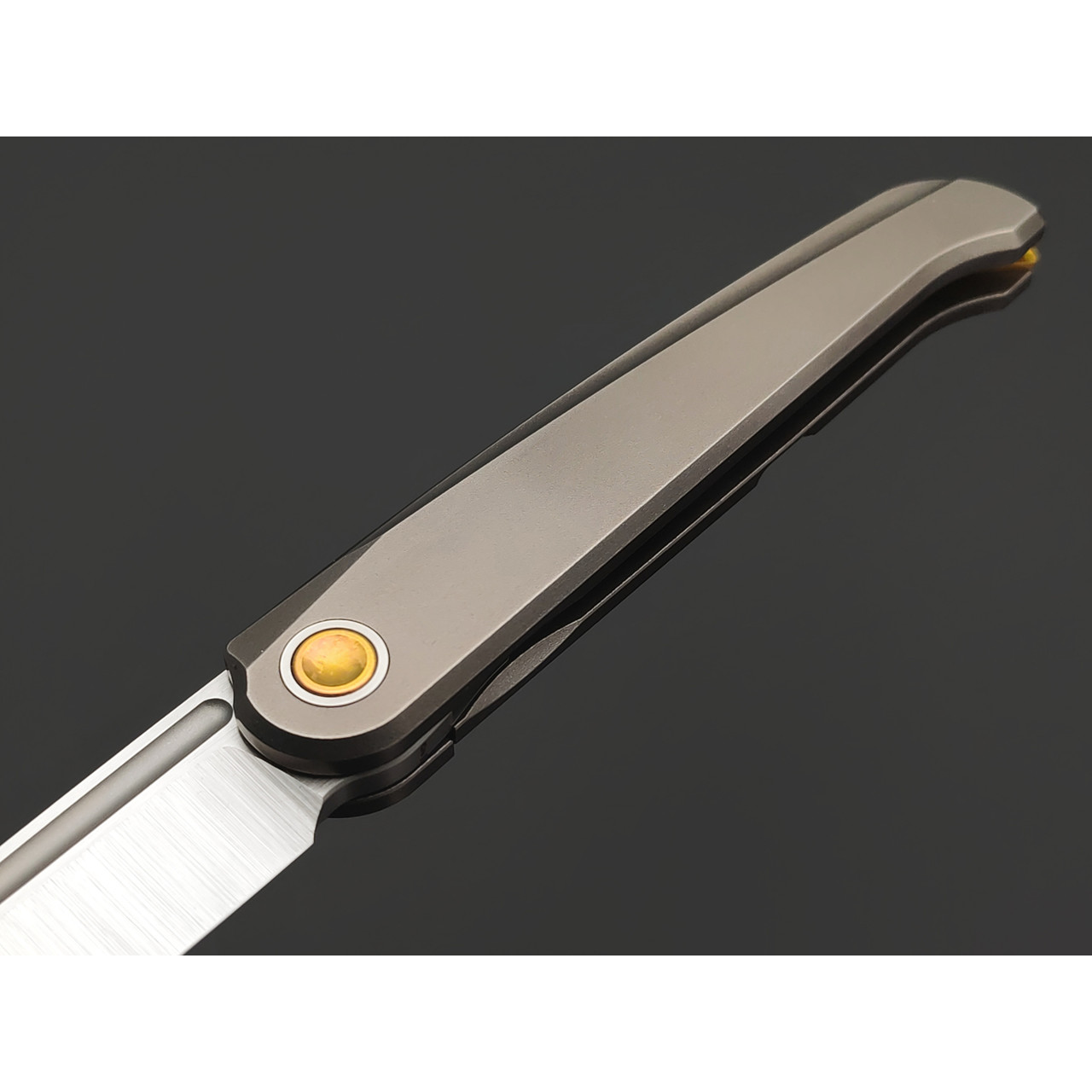 TuoTown складной нож Fin TFI-MJ сталь M390 satin, рукоять Titanium TC4 Grey, Crystal Titanium