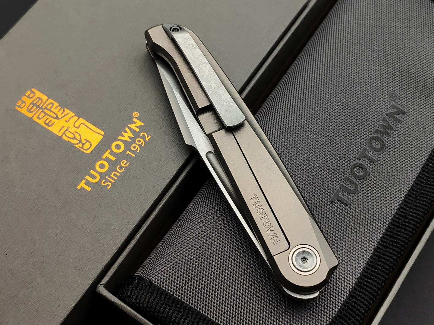 TuoTown складной нож Fin TFI-M сталь M390 satin, рукоять Titanium TC4 Grey, Crystal Titanium Grey