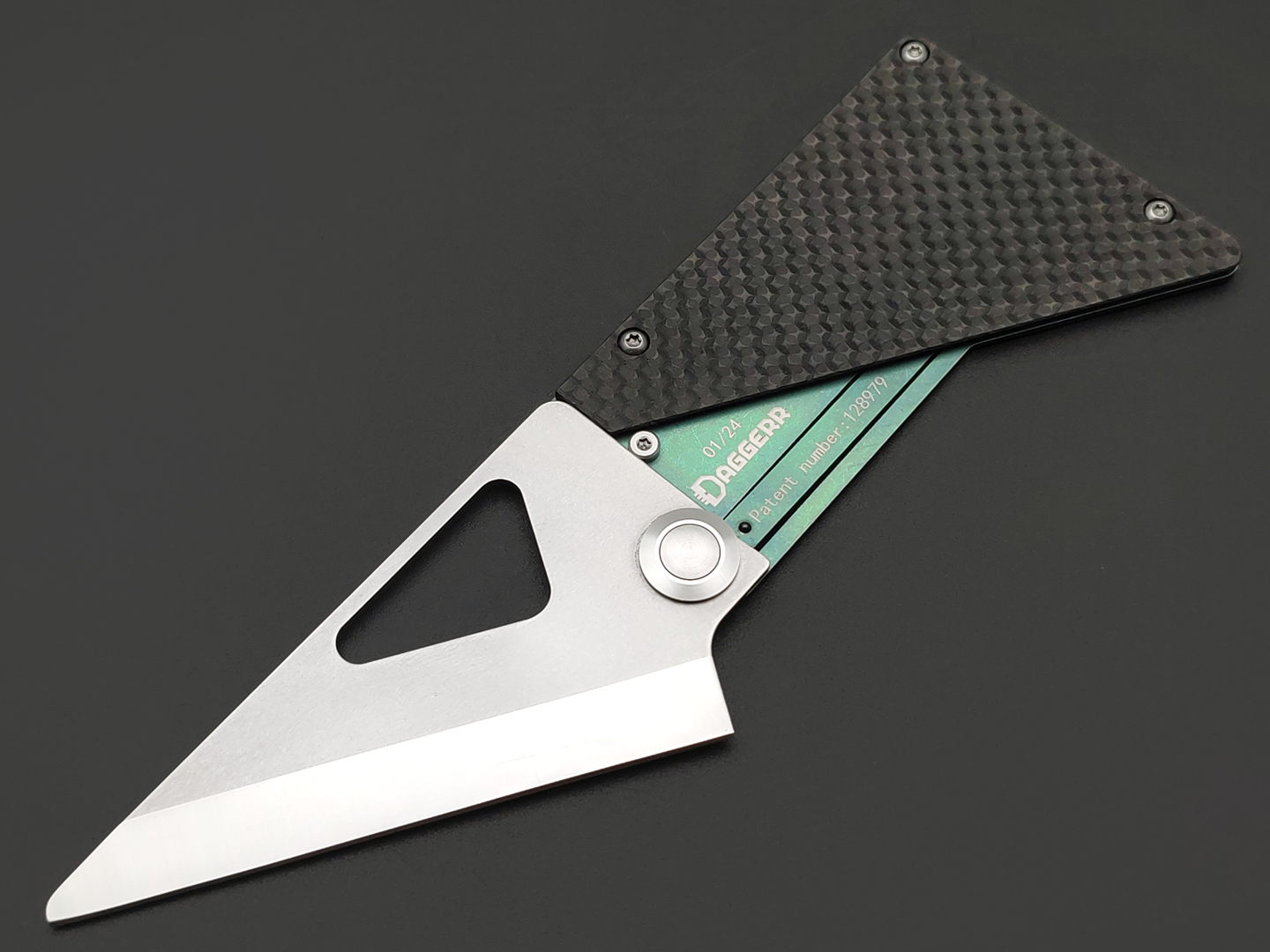 Daggerr нож Cardknife Green сталь 8Cr13MoV, рукоять Carbon fiber, titanium