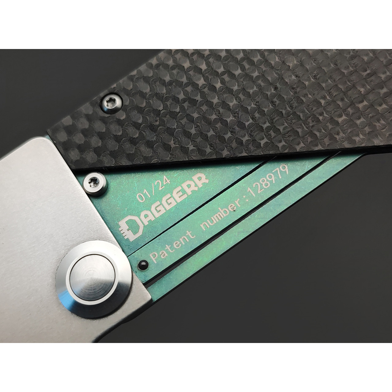 Daggerr нож Cardknife Green сталь 8Cr13MoV, рукоять Carbon fiber, titanium
