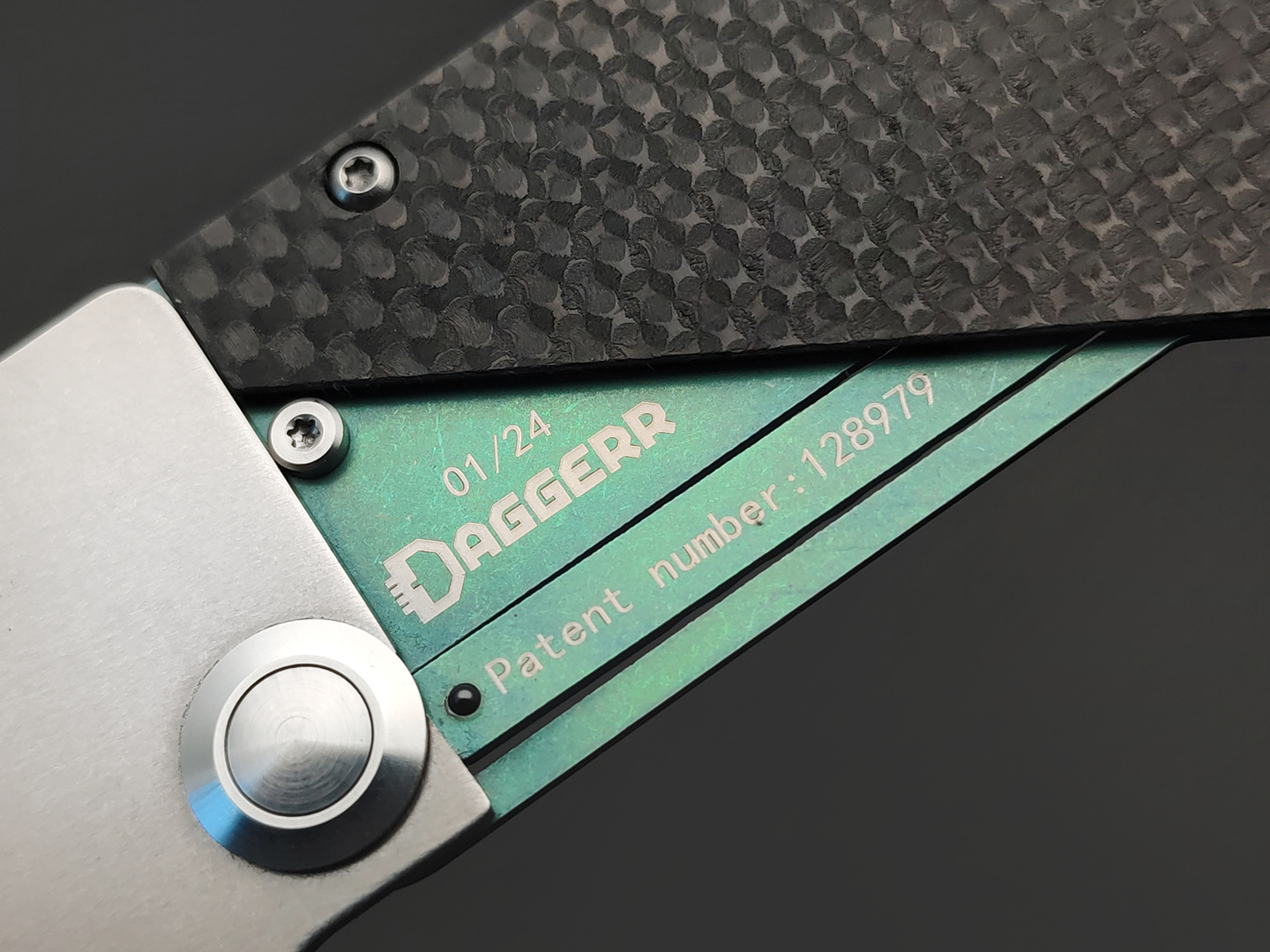 Daggerr нож Cardknife Green сталь 8Cr13MoV, рукоять Carbon fiber, titanium