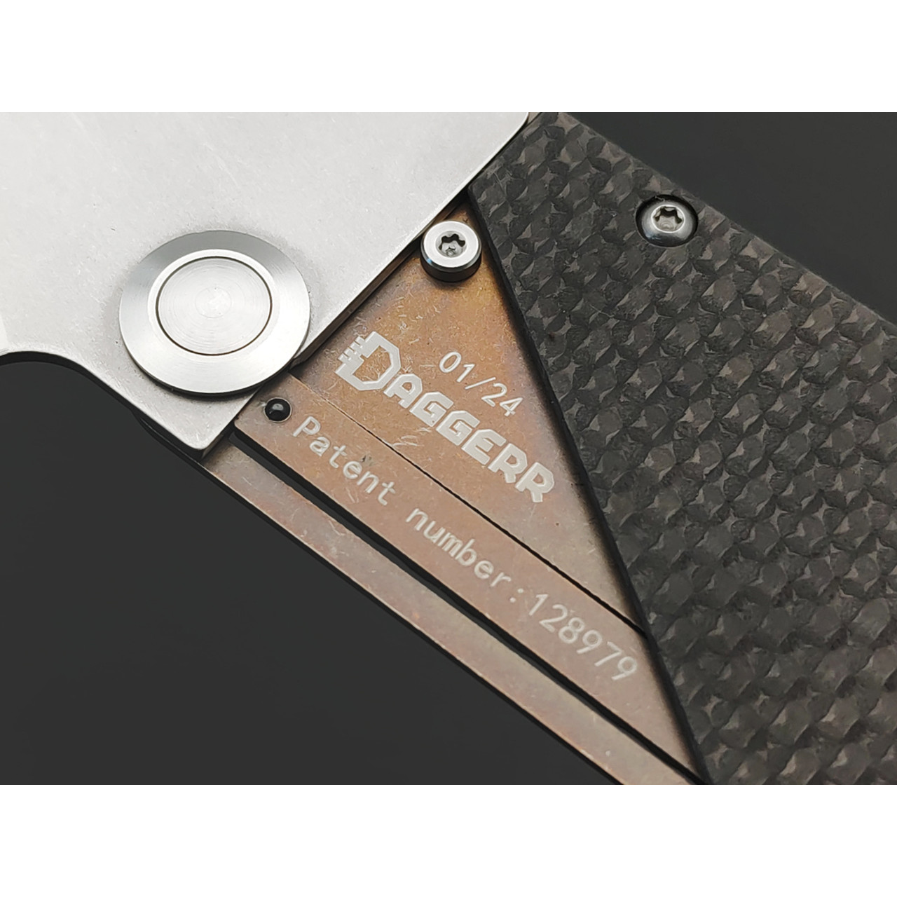 Daggerr нож Cardknife Bronze сталь 8Cr13MoV, рукоять Carbon fiber, titanium
