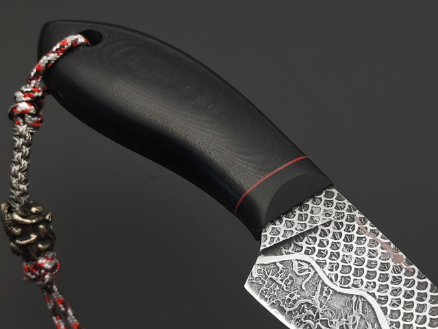 Волчий Век нож МасичЬка Custom сталь N690 WA художественное травление, Рукоять микарта, карбон