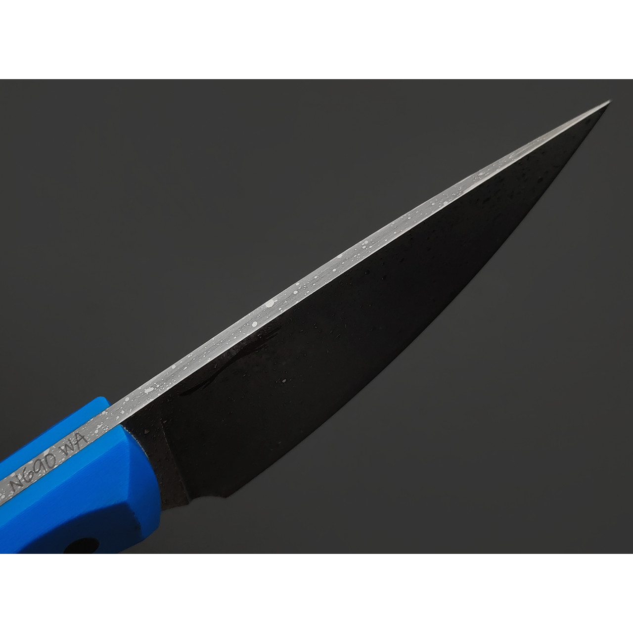 Волчий Век нож МасичЬка сталь N690 WA травление Асфальт, Рукоять G10 blue, пины карбон