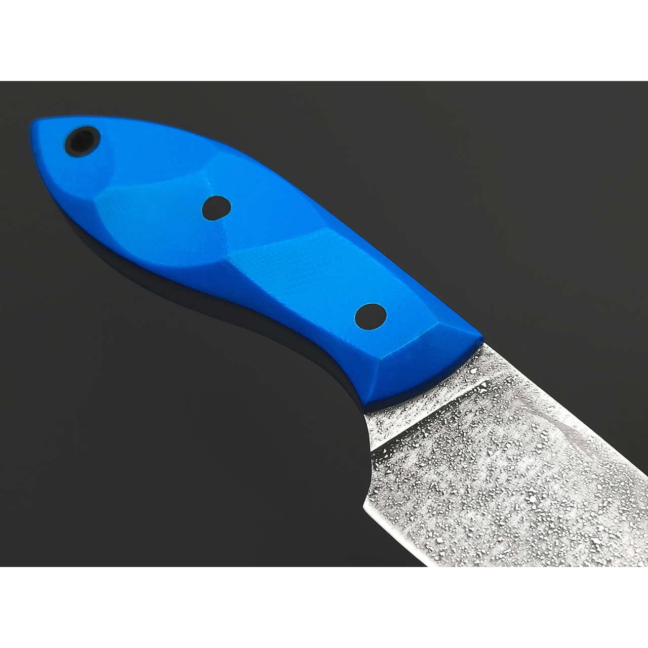 Волчий Век нож МасичЬка сталь N690 WA травление Асфальт, Рукоять G10 blue, пины карбон