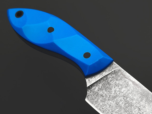 Волчий Век нож МасичЬка сталь N690 WA травление Асфальт, Рукоять G10 blue, пины карбон