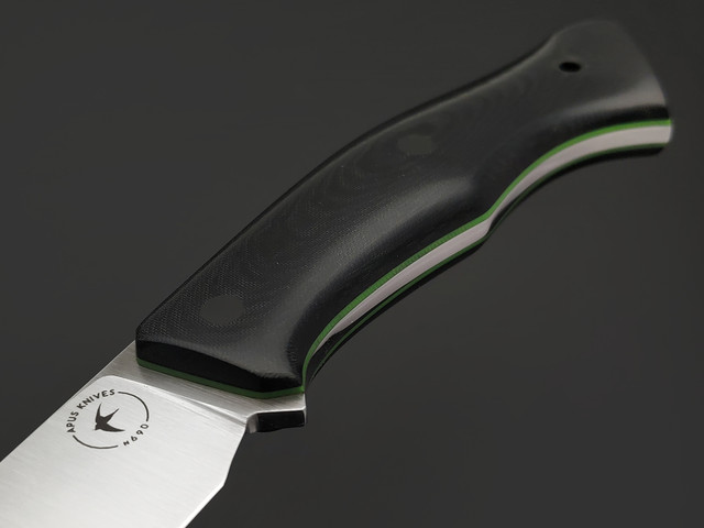 Apus Knives нож Specter сталь N690 satin, рукоять Micarta black, G10 green, пины карбон