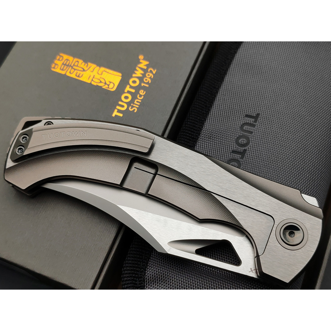 TuoTown складной нож Bicornis TBN-MSC сталь TMAX BB, рукоять Titanium TC4 Grey