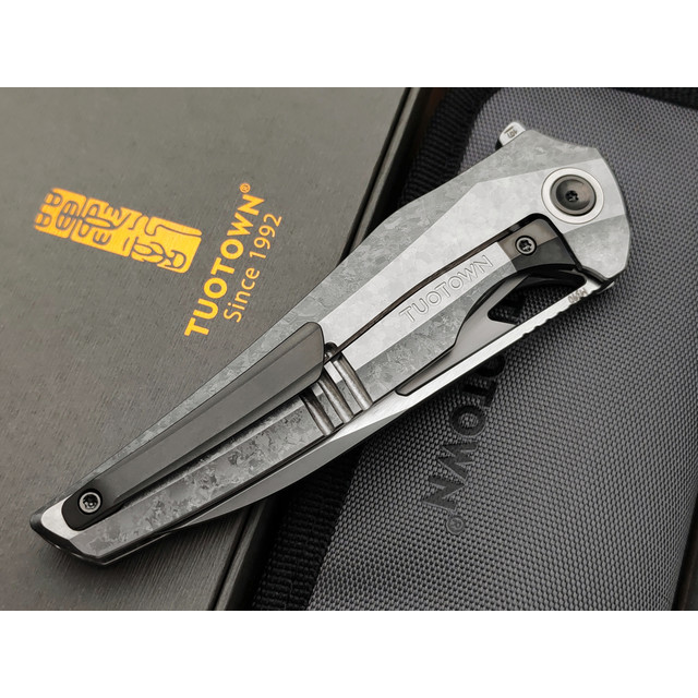 TuoTown складной нож Magpie Limited Edition TMP-MK сталь M390, рукоять Crystal titanium grey