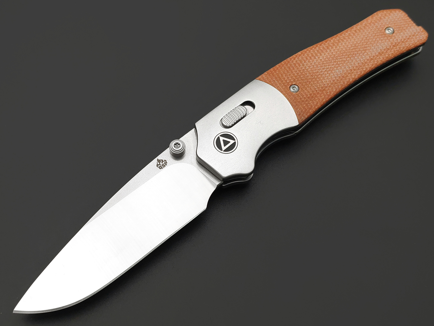 Нож QSP Vault QS157-C1 сталь 14C28N satin, рукоять Micarta beige, aluminum