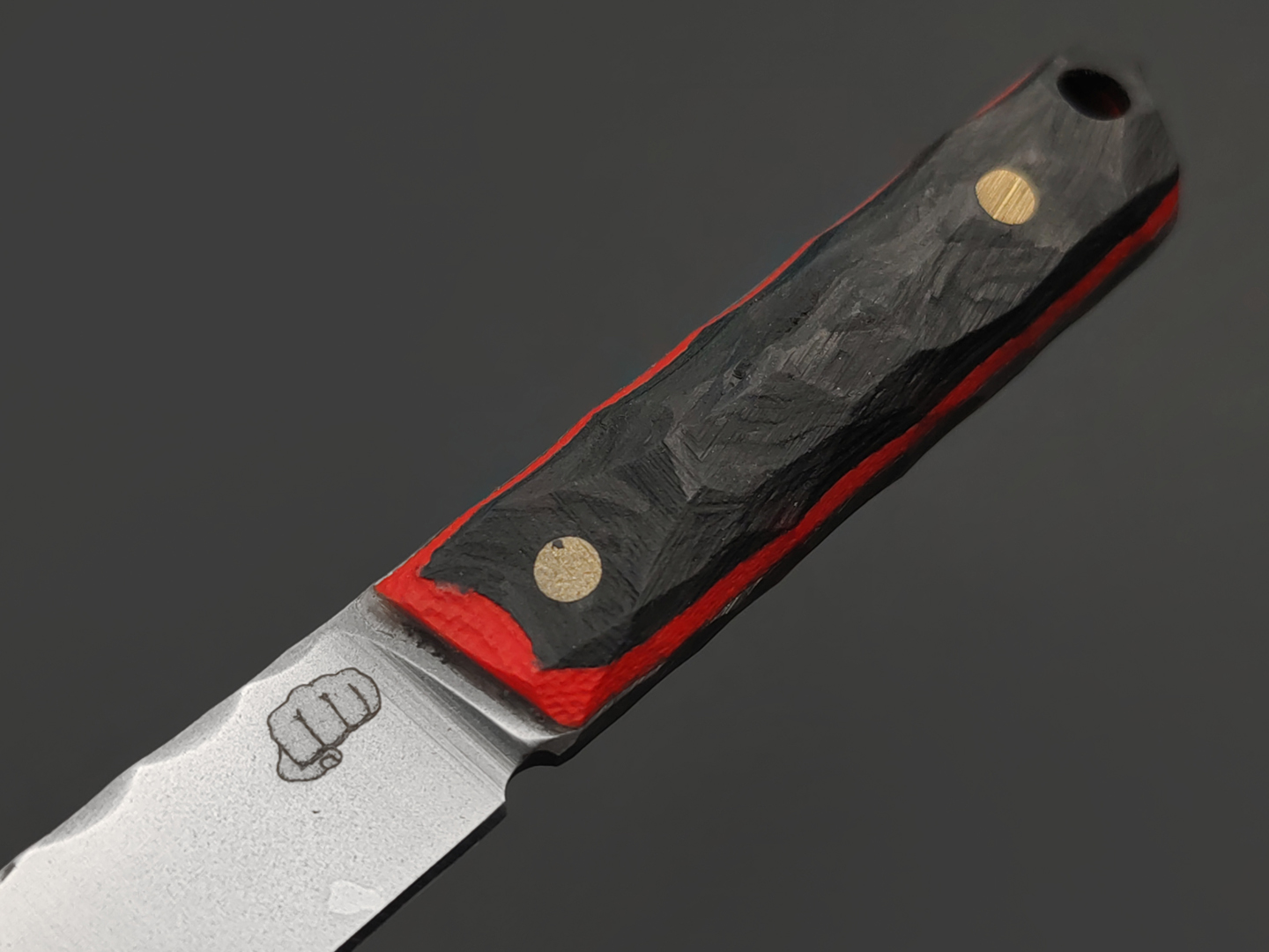 Андрей Кулаков нож Игла-М KUL0122 сталь Х12МФ, Рукоять carbon fiber, G10 red