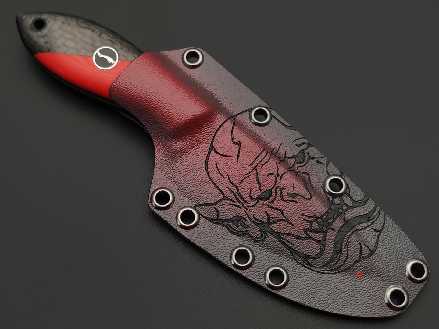 Волчий Век нож МасичЬка Custom Angry Orc Edition сталь N690 WA, рукоять Carbon fiber, G10 red