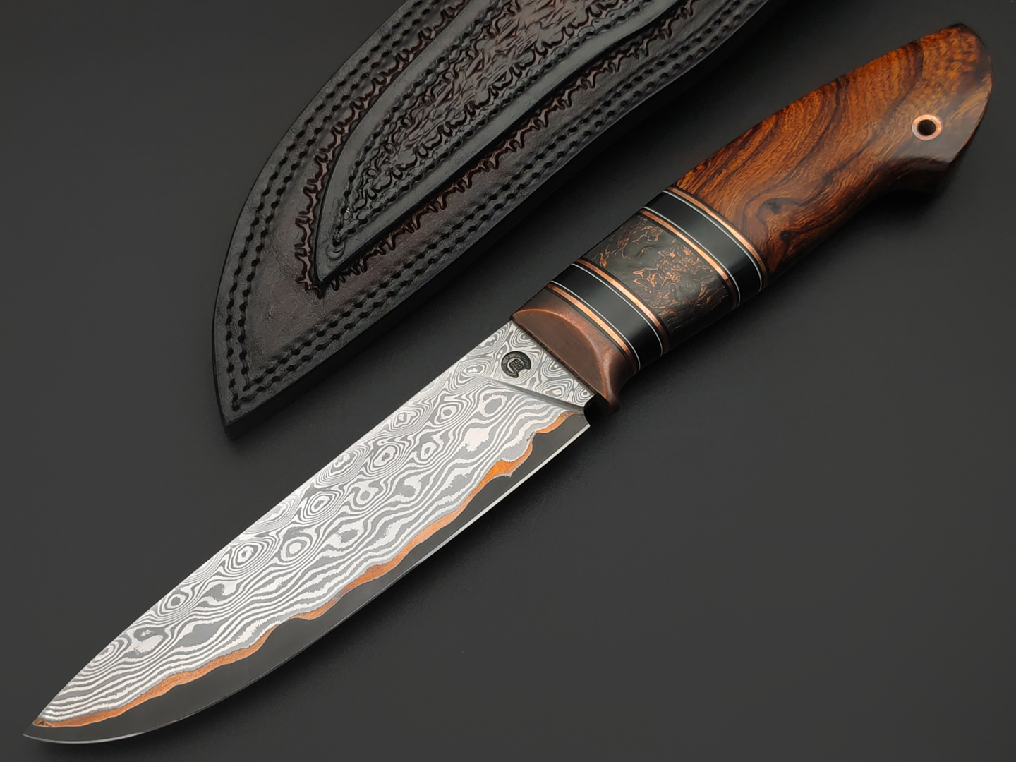 Кузница Васильева нож НЛВ174 ламинат K390, рукоять Дерево айронвуд, carbon fiber Chaotic Copper, медь, карболит