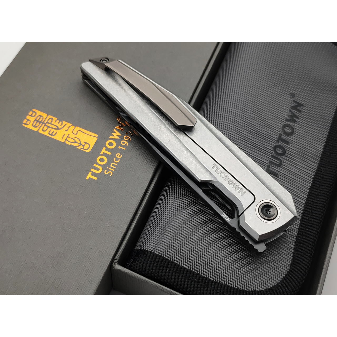 TuoTown складной нож Doroda Limited Edition TDR-MKB сталь M390 Black PVD, рукоять Crystal titanium grey