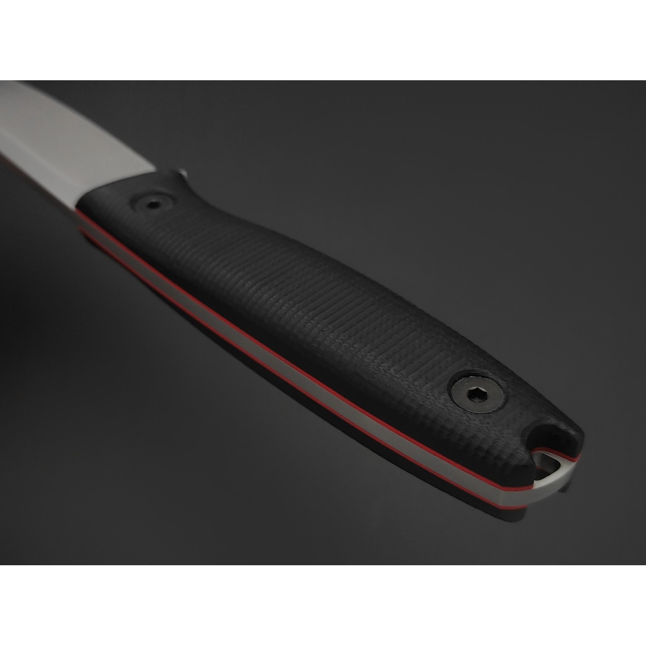 Град Горький нож Оса сталь Aus-10Co satin, рукоять G10 black & red