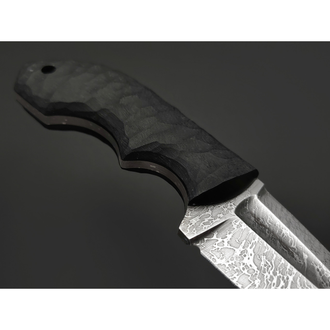Волчий Век нож Оса Custom Tactical Edition сталь N690 WA травление Дамаскаж, рукоять G10, пины карбон