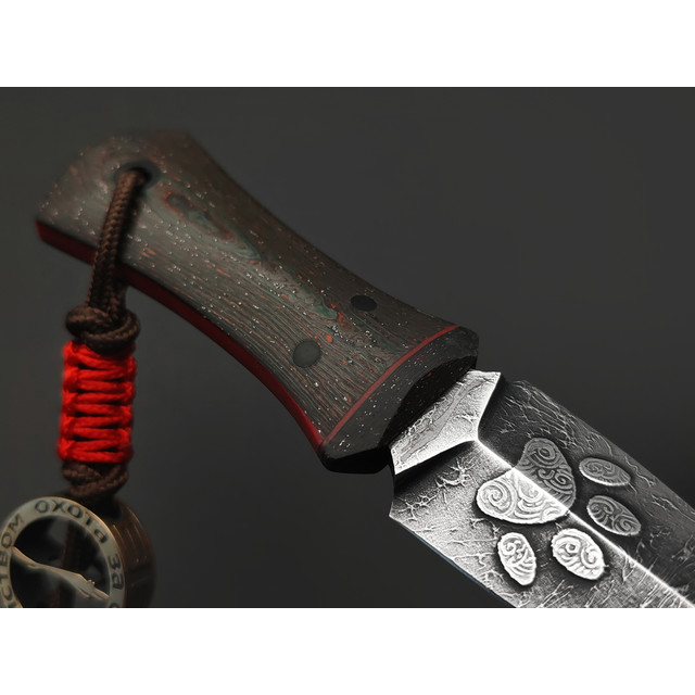 Волчий Век нож Кинжальчик Custom Котик-Самурай сталь N690 WA, рукоять Carbon fiber red & green, G10, пины карбон